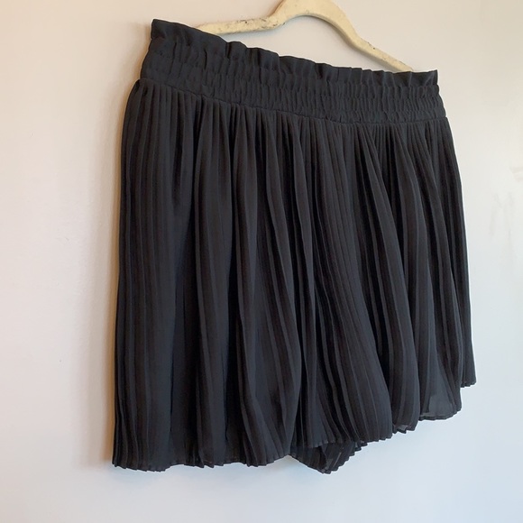 Zara black pleated stretchy shorts - Picture 4 of 7